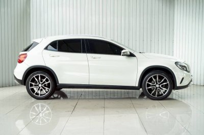 BENZ GLA-CLASS, 200 ปี 2015 สีขาวโฉม W156 ปี14-20
