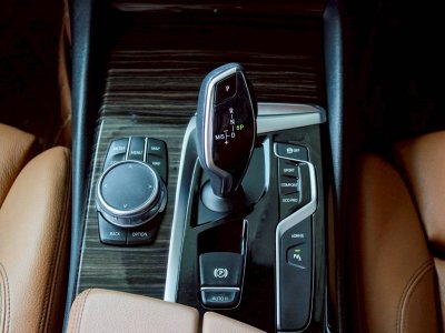 BMW SERIES 5, 530e 2.0 HIGHLINE ปี 2019 โฉม G30 ปี17-24 สีขาว เกียร์ Auto เครื่องยนต์ เบนซิน + ไฟฟ้า เลขไมล์ 87,561 Km.