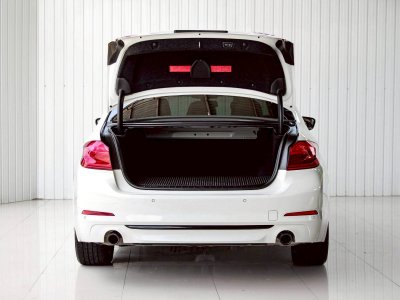 BMW SERIES 5, 530e 2.0 HIGHLINE ปี 2019 โฉม G30 ปี17-24 สีขาว เกียร์ Auto เครื่องยนต์ เบนซิน + ไฟฟ้า เลขไมล์ 87,561 Km.