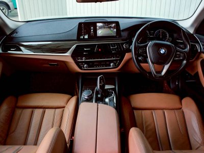 BMW SERIES 5, 530e 2.0 HIGHLINE ปี 2019 โฉม G30 ปี17-24 สีขาว เกียร์ Auto เครื่องยนต์ เบนซิน + ไฟฟ้า เลขไมล์ 87,561 Km.