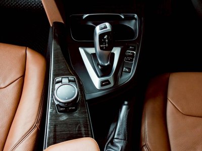 BMW SERIES3 330e LUXURY (LCI)ปี 2017 โฉม F30 ปี12-20 สีเทา เครื่องยนต์ เบนซิน + ไฟฟ้า เลขไมล์ 164,858 Km.