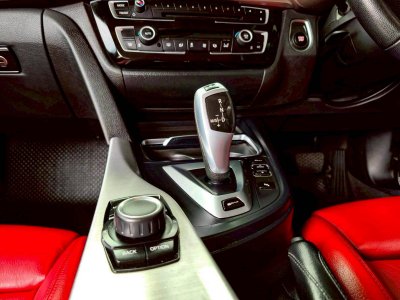 BMW SERIES 3, 330e sport ปี 2018 โฉม F30 ปี12-20 สีดำ เกียร์ Auto เครื่องยนต์ เบนซิน + ไฟฟ้า เลขไมล์เพียง 158,286 Km.