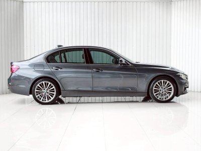 BMW SERIES3 330e LUXURY (LCI)ปี 2017 โฉม F30 ปี12-20 สีเทา เครื่องยนต์ เบนซิน + ไฟฟ้า เลขไมล์ 164,858 Km.