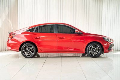 MG 5 1.5 X SUNROOF ปี 2023 สีแดงโฉม ปี21-ปัจจุบัน