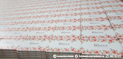 รับสกรีนโลโก้ลงบนพาวเวอร์แบงค์สีขาว ลาย Bloss Natura