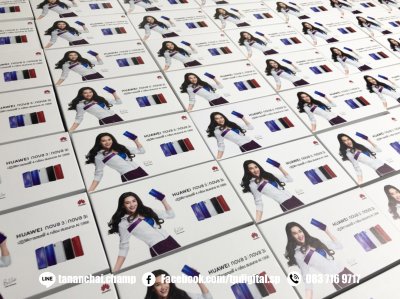 สกรีนโลโก้ลงบนฝากล่องกระดาษอาร์ตมันสีขาว ลาย Huawei Nava3 | Nava3i วัสดุเป็นกล่องกระดาษอาร์ตมันสีขาว พื้นผิวมันเงาเรียบ ขนาด 155 x 93 x 60mm 