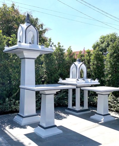 ศาลพระภูมิโมเดิร์น รุ่นศานติเทวา ทรงบัว สีขาว-เทา ติดตั้งหน้าคาเฟ่ เหมาะบ้านและคาเฟ่ ดอนคลัง