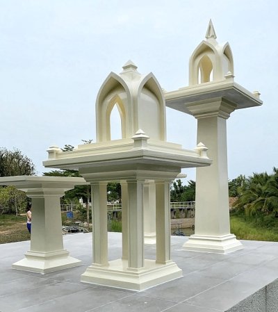 ศาลพระภูมิโมเดิร์น รุ่นศานติเทวา ทรงบัว สีครีม ติดตั้งจริงหน้าบ้าน ร้านขายศาลพระภูมิ ดอนคลัง