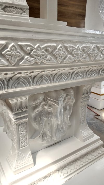 มุมมองด้านข้างแสดงความคมชัดของลวดลายฉลุและลายช้างบนศาลพระพรหมทรงไทย 12-14 นิ้ว สีขาวล้วน