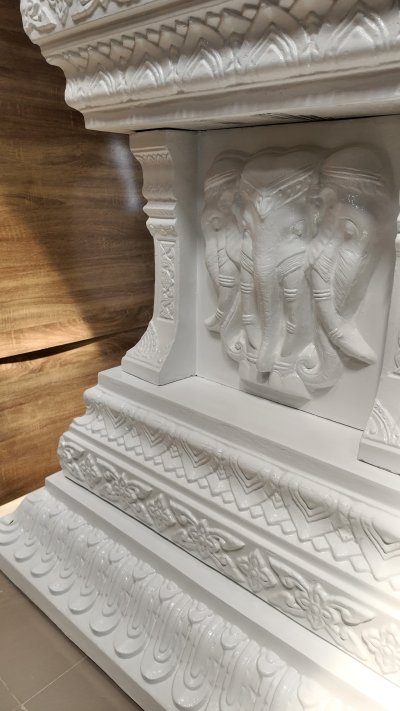 ภาพเจาะลึกงานปั้นประติมากรรมรูปหัวช้างประดับฐานศาลพระพรหมสีขาวล้วน สื่อถึงความมั่นคงและบารมี