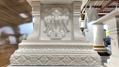 งานสลักลายรูปหัวช้างมงคลหน้าตรงแบบชัดเจน บนฐานศาลพระพรหมทรงไทยประยุกต์สีขาวล้วน