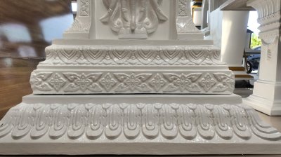 ความวิจิตรบรรจงของลวดลายไทยประยุกต์รอบฐานเรือนประทับ ศาลพระพรหมสีขาวล้วน งานคุณภาพจากร้านศาลพระภูมิดอนคลัง