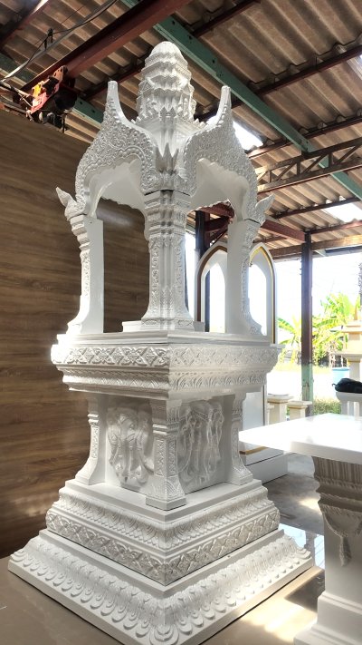 ชุดศาลพระพรหม ขนาด 12-14 นิ้ว สีขาวล้วน ดีไซน์ทรงไทยประยุกต์ โดดเด่นด้วยลวดลายวิจิตรและฐานสลักลายช้างมงคล พร้อมโต๊ะบูชา ผลงานร้านศาลพระภูมิดอนคลัง