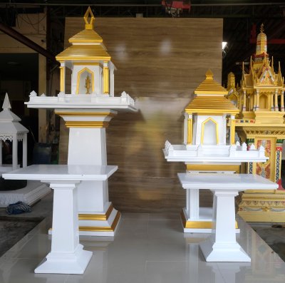 ภาพถ่ายหน้าตรงครบชุด ศาลพระภูมิและศาลเจ้าที่โมเดิร์นสีขาวทอง พร้อมโต๊ะบูชาเข้าชุด