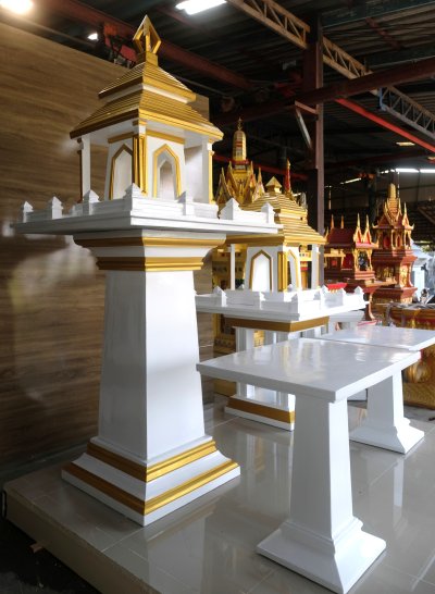 มุมมองมุมต่ำแสดงฐานและสเกลชุดศาลพระภูมิโมเดิร์นสีขาวทอง ดูสง่างาม