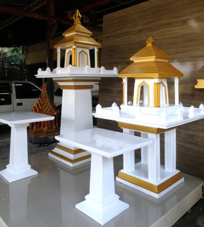 ชุดศาลพระภูมิโมเดิร์นขนาดใหญ่ สีขาวตัดทอง ในโชว์รูมร้านศาลพระภูมิดอนคลัง
