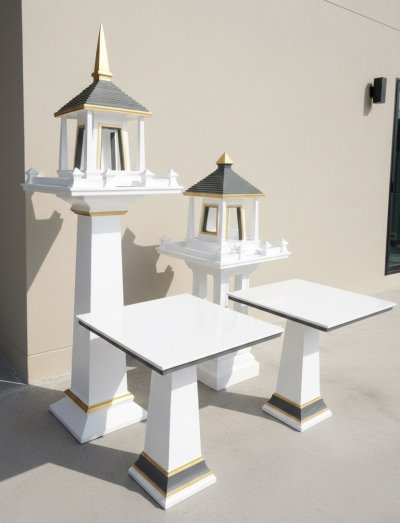 มุมเฉียงชุดศาลพระภูมิและศาลเจ้าที่สไตล์โมเดิร์น ขนาดกลาง โทนสีขาวตัดเทา พร้อมโต๊ะบูชาเข้าชุด ดีไซน์เรียบหรู