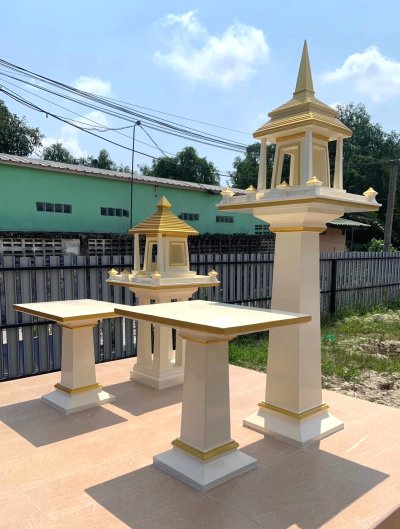 ภาพหน้าตรงชุดศาลพระภูมิและศาลตายายสไตล์โมเดิร์น สีครีมเบจตัดทอง ขนาดใหญ่ แข็งแรงทนทาน ผลงานร้านดอนคลัง