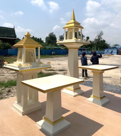 มุมมองด้านข้างชุดศาลพระภูมิขนาดใหญ่ โทนสีครีมเบจตัดทอง ดีไซน์เรียบหรูสง่างาม ขณะติดตั้งหน้างานจริง