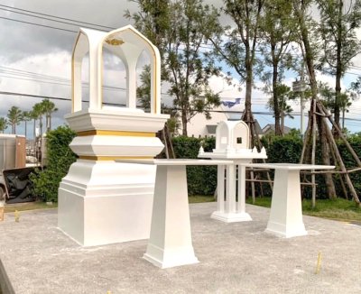 ศาลพระพรหมโมเดิร์น 16 นิ้ว มุมด้านข้างตัวศาล โครงสร้างฐานและซุ้มโค้งสีขาวทอง