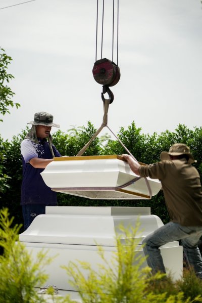 ศาลพระพรหมโมเดิร์น 16 นิ้ว ขั้นตอนการติดตั้งด้วยเครนยกวางตำแหน่งหน้าโรงงาน