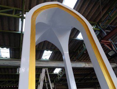 ศาลพระพรหมโมเดิร์น 12-14 นิ้ว รายละเอียดยอดซุ้มโค้งโทนขาวทอง ดีไซน์ทันสมัย