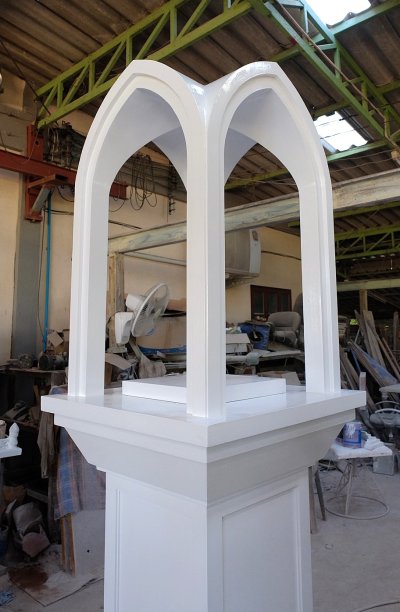 ศาลพระพรหมโมเดิร์น 12-14 นิ้ว มุมมองเต็มองค์ โครงสร้างเสาซุ้มโค้งสไตล์ร่วมสมัย