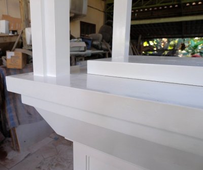 ศาลพระพรหมโมเดิร์น 12-14 นิ้ว รายละเอียดฐานทรงเหลี่ยมสีขาว ดีไซน์เรียบแข็งแรง