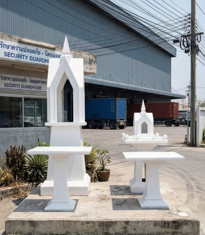 ชุดศาลพระพรหมโมเดิร์น ขนาด 9 นิ้ว และศาลเจ้าที่ สีขาวล้วนสไตล์มินิมอล พร้อมโต๊ะบูชา ตั้งเสริมสิริมงคลบริเวณหน้าโรงงาน ผลงานโดยร้านศาลพระภูมิดอนคลัง