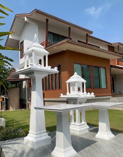 ชุดศาลพระภูมิโมเดิร์น สีขาวล้วน ครบชุด ตั้งตระหง่านเสริมบารมีบริเวณสนามหญ้าหน้าบ้านเดี่ยวสองชั้นยุคใหม่