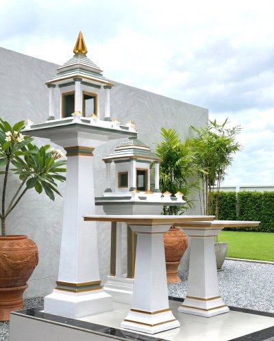 ชุดศาลพระภูมิและศาลเจ้าที่สไตล์โมเดิร์น สีขาวเขียวตัดทอง พร้อมโต๊ะบูชา จัดวางริมกำแพงบ้านเสริมสิริมงคล เข้ากับพื้นที่สีเขียวได้อย่างลงตัว