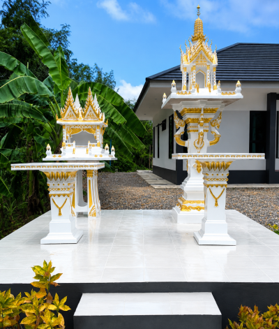 ศาลพระภูมิทรงไทย รุ่น M1 ศาลหงส์ สีขาวทอง พร้อมศาลเจ้าที่แฝดกลาง เสาพญานาค