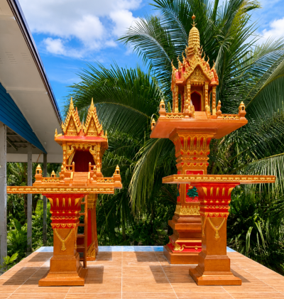ศาลพระภูมิทรงไทย รุ่น M2 ศาลหงส์ สีเกล็ดทองตัดแดง พร้อมศาลเจ้าที่แฝดกลาง เสาบัว