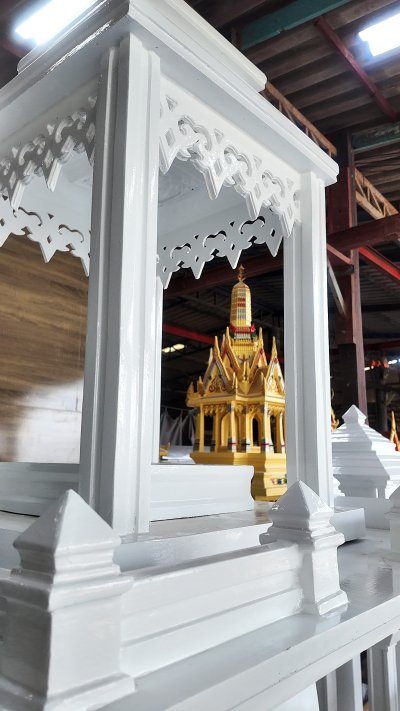 ศาลพระพรหม 9 นิ้ว โครงสร้างเสาและฐานทรงเรขาคณิต สไตล์โมเดิร์นเรียบหรู วัสดุคอนกรีตเสริมเหล็ก สีขาว