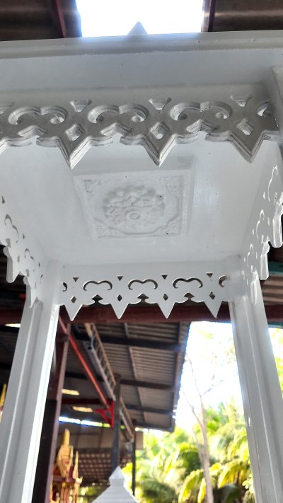 ศาลพระพรหม 9 นิ้ว ดีเทลลวดลายฉลุใต้หลังคาและเพดาน สไตล์โมเดิร์นมินิมอล วัสดุคอนกรีตเสริมเหล็ก สีขาว