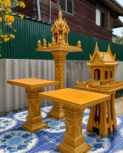 ศาลพระภูมิทรงไทย รุ่น S1 น้องสองชั้น สีเกล็ดทอง พร้อมศาลเจ้าที่ชั้นเดียวและโต๊ะหน้าศาล