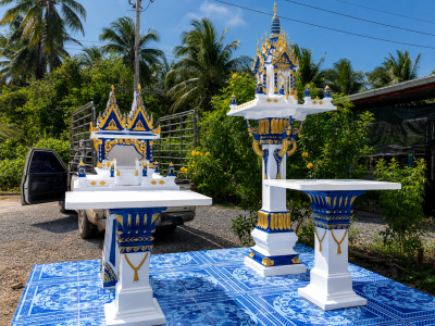 ศาลพระภูมิทรงไทย รุ่น S6 สีขาวทองน้ำเงิน พร้อมศาลเจ้าที่แฝดเล็ก เสาพญานาค