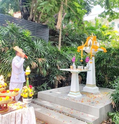 ศาลพระภูมิโมเดิร์น รุ่นเทวารินทร์ ติดตั้งหน้าบ้านโมเดิร์น สีขาว-ทอง ร้านขายศาลพระภูมิ ดอนคลัง