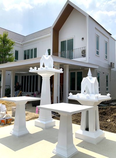 ศาลพระภูมิโมเดิร์น รุ่นเทวารินทร์ ทรงนอร์ดิก จั่วสามเหลี่ยม สีขาว-ทอง ติดตั้งจริง ร้านขายศาลพระภูมิ ดอนคลัง
