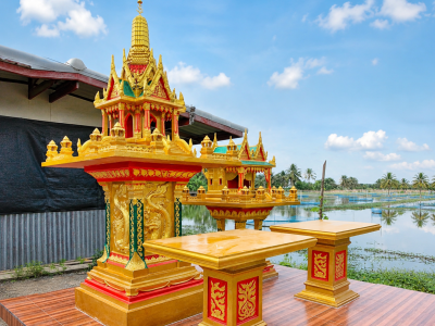 ศาลพระภูมิทรงไทย รุ่น XL2 ศาลาลอย สีเกล็ดทอง พร้อมศาลเจ้าที่แฝดใหญ่ เสามังกร