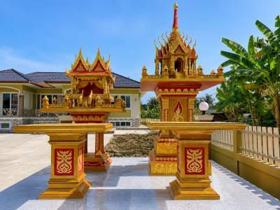 ศาลพระภูมิทรงไทย รุ่น XL3 ศาลพระแก้วสี่ชั้น สีเกล็ดทองกรอบแดง พร้อมศาลแฝดใหญ่ เสาเทวดา