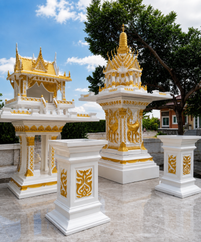 ศาลพระภูมิทรงไทย รุ่น XL5 ศาลพระแก้วสี่ชั้น สีขาวทอง พร้อมศาลทรงไทยใหญ่ม่านยื่น เสาหงส์ใหญ่