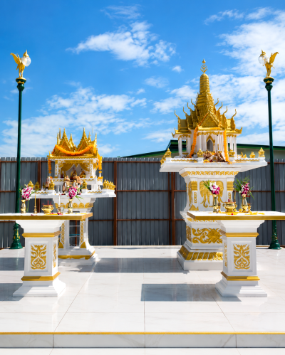 ศาลพระภูมิทรงไทย รุ่น XXL1 ศาลพระแก้วสี่ชั้นใหญ่ สีขาวทอง พร้อมศาลเจ้าที่ทรงไทยม่านยื่น เสาช้างเอราวัณ