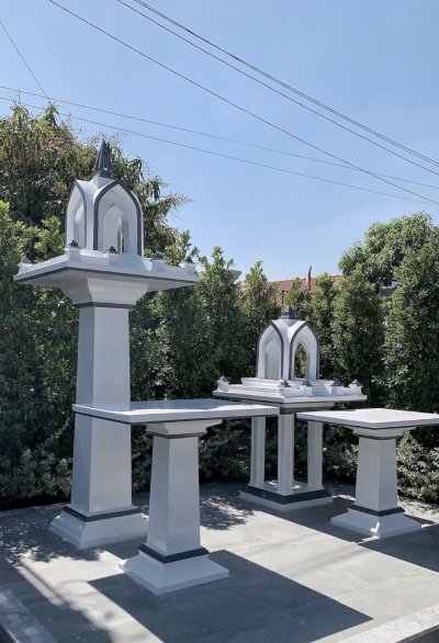 ชุดศาลพระภูมิพร้อมโต๊ะบูชา สไตล์มินิมอลโทนสีขาวเทาดำ เรียบง่ายเข้ากับตัวบ้านยุคใหม่