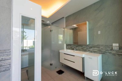 The  Sanctuary Wongamat Pattaya For rent Ready to move in close to the Private beach front can walk from room (direct owner)