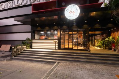 Atmosphere Outside 64 Restaurant