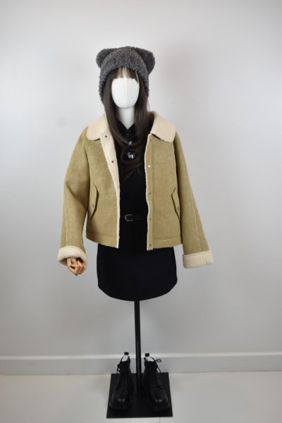 เสื้อโค้ทสั้นหนัง สีครีม ขนาด Free Sizeหนัง สีครีม ขนาด Free Size