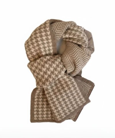 เช่าเสื้อโค้ท Freezy Chic Coat ผ้าพันคอ ไหมพรม สีน้ำตาล รุ่น 0391AoBWF