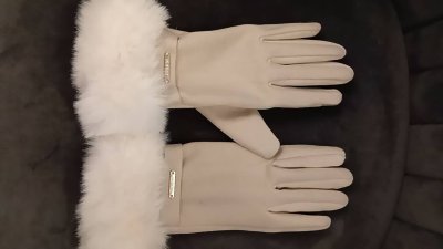 เช่าเสื้อโค้ท Freezy Chic Coat ถุงมือ เฟอร์ สีครีม รุ่น 0434AFCMF