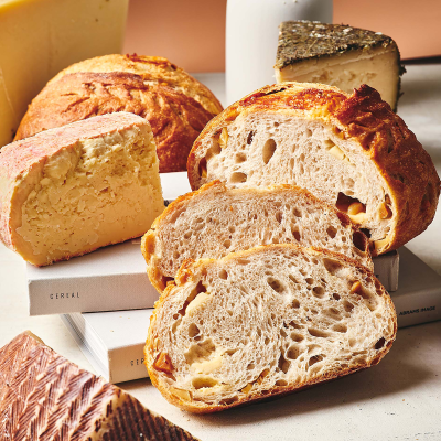 4 Cheese Garlic Sourdough ขนมปัง ซาวโดใส่ชีส 4 ชนิด